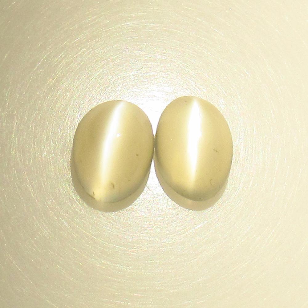 4.11 Ctw Natural Moonstone Oval Pair: No Reserve! Title: 4.11 Ctw Natural Moonstone Oval Pair Stone Clarity: Semi-Transparent Gemstones: Natural Moonstone Size/Dimensions: 4.11 Carat Weights: 8.30 x 6.10 x 5.40 mm / 2 Pc's Additional Info