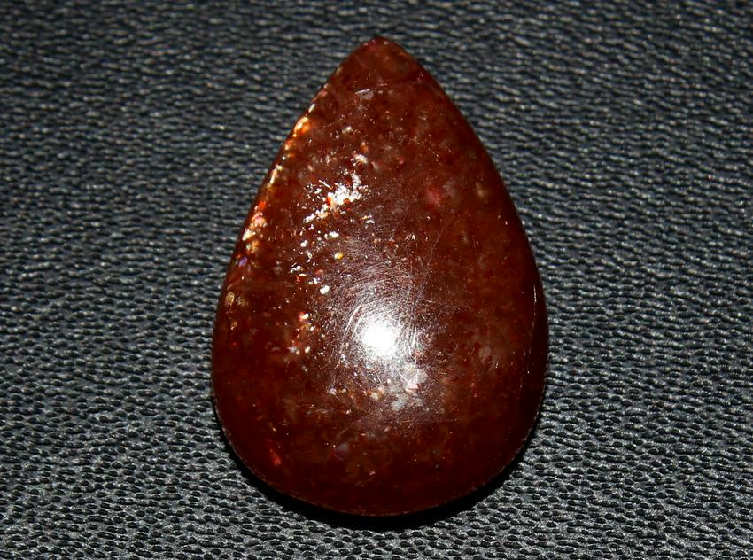 11.04 ctsNatural sunstone Lot: No Reserve! Title: 11.04 ctsNatural sunstone Lot Additional Information: Gemstone : Natural Sunstone Origin : Africa Weight : 11.04 Carats Dimensions : 19.05x12.08x6.35mm Shape : Pear Cut Color : Oran