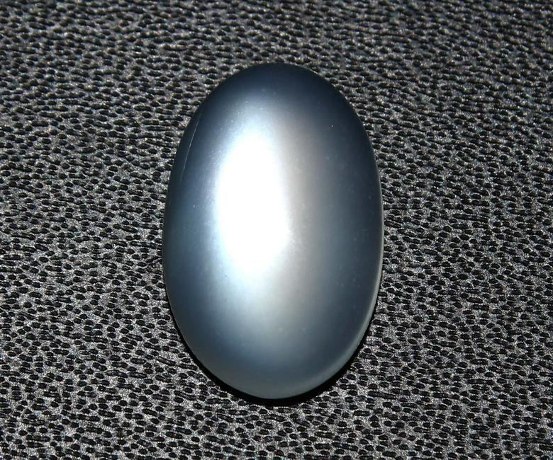 5.01 Cts Natural Moonstone: No Reserve! Title: 5.01 Cts Natural Moonstone Additional Information: Gemstone : Natural Moonstone Shape : Oval Cabochan Weight : 5.01 Carats Measurements : 14.79x9.50x4.88 mm Color : White Transpranc