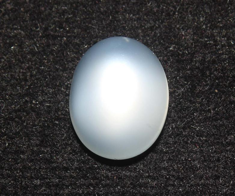 5.33 Cts Natural Moonstone: No Reserve! Title: 5.33 Cts Natural Moonstone Additional Information: Gemstone : Natural Moonstone Shape : Oval Cabochan Weight : 5.33 Carats Measurements : 11.50x9.35x6.33 mm Color : White Transpranc