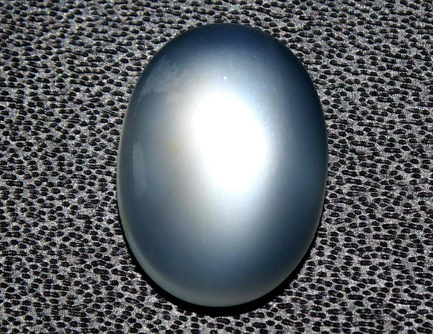 4.44 Cts Natural Moonstone: No Reserve! Title: 4.44 Cts Natural Moonstone Additional Information: Gemstone : Natural Moonstone Shape : Oval Cabochan Weight : 4.44 Carats Measurements : 13.20x9.55x4.68 mm Color : White Transpranc