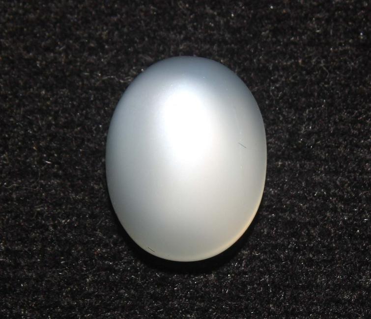 6.31 Cts Natural Moonstone: No Reserve! Title: 6.31 Cts Natural Moonstone Additional Information: Gemstone : Natural Moonstone Shape : Oval Cabochan Weight : 6.31 Carats Measurements : 12.44x9.81x6.71 mm Color : White Transpranc