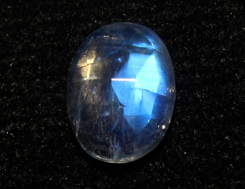 1.31 Cts Natural Rainbow Moonstone: No Reserve! Title: 1.31 Cts Natural Rainbow Moonstone Additional Information: Gemstone : Natural Rainbow Moonstone Shape and cut : Oval Cut Weight : 1.31 Carats Measurements : 8x6 mm Color : Colorless