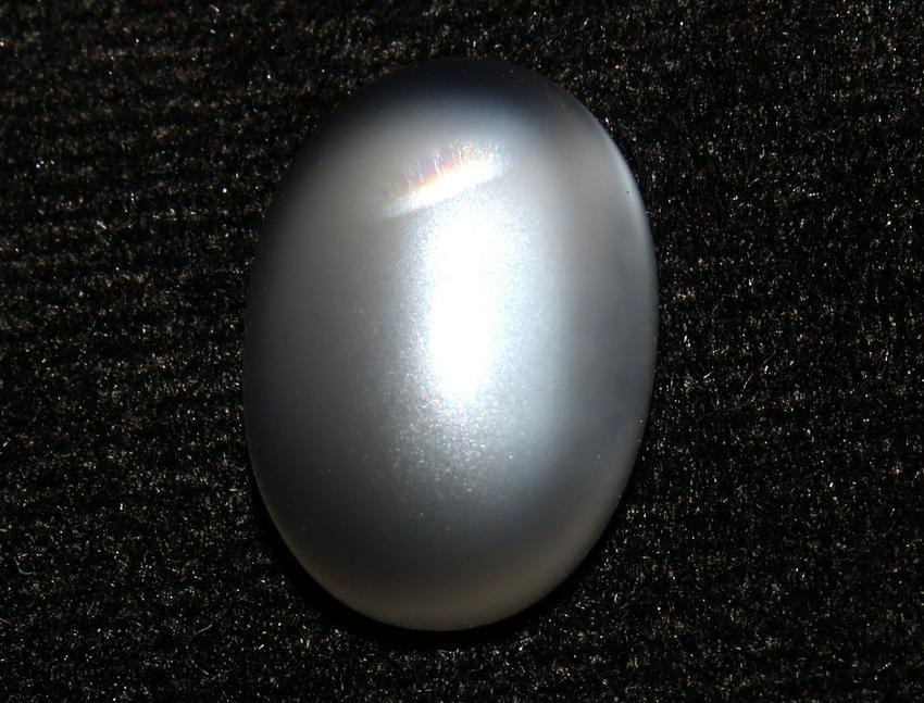 6.22 Cts Natural Moonstone Lot: No Reserve! Title: 6.22 Cts Natural Moonstone Lot Additional Information: Gemstone : Natural Moonstone Shape : Round Cabochan Weight : 6.22 Carats Measurements : 14.70x10.23x5.47 mm Color : White Tran