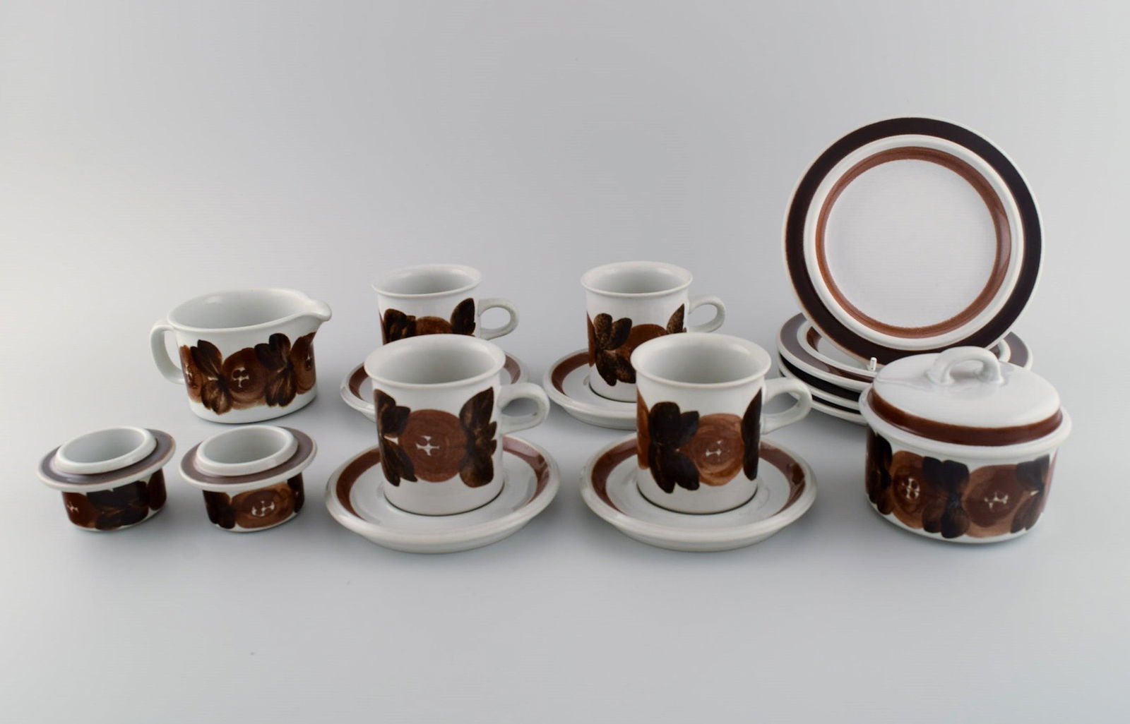 Ulla Procope (1921-1968) for Arabia. Thyme coffee service in hand-painted stoneware for four people.: Ulla Procope (1921-1968) for Arabia. Thyme coffee service in hand-painted stoneware for four people. 1960s. Consisting of four coffee cups with saucers, four plates, two egg cups and a sugar / cream s