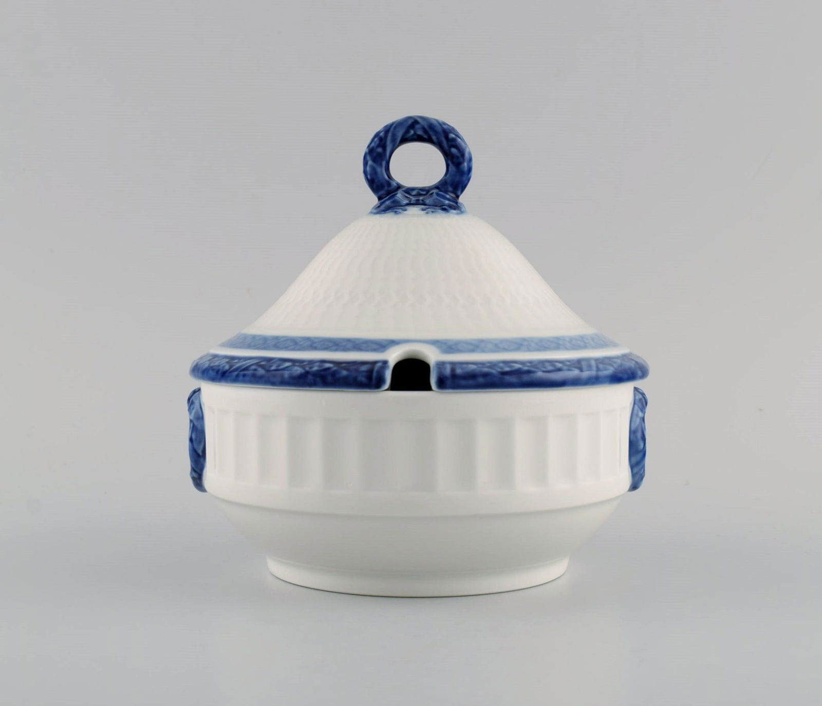 Small Royal Copenhagen Blue Fan lidded tureen. Dated 1968.: Small Royal Copenhagen Blue Fan lidded tureen. Dated 1968. Designed by Arnold Krog in 1909. Measures: 15 x 14.5 cm. In excellent condition. Stamped. 1st factory quality. Reserve: $189.00 Shipping: Dom