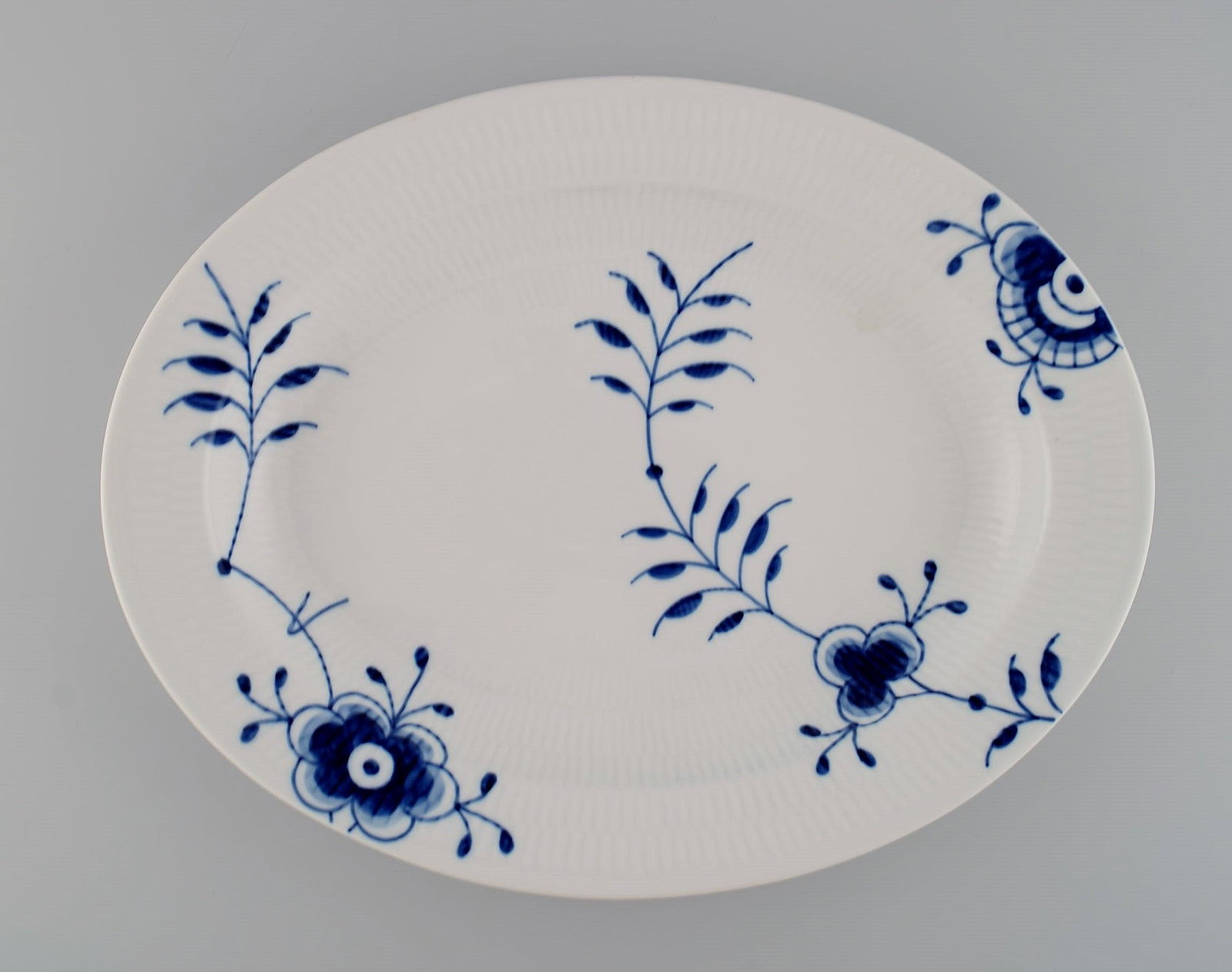Royal Copenhagen Blue Fluted Mega serving dish. 21st Century. Model number 375.: Royal Copenhagen Blue Fluted Mega serving dish. 21st Century. Model number 375. Measures: 37.5 x 29.5 x 4.5 cm. In excellent condition. Stamped. 1st factory quality. Reserve: $175.00 Shipping: Domesti