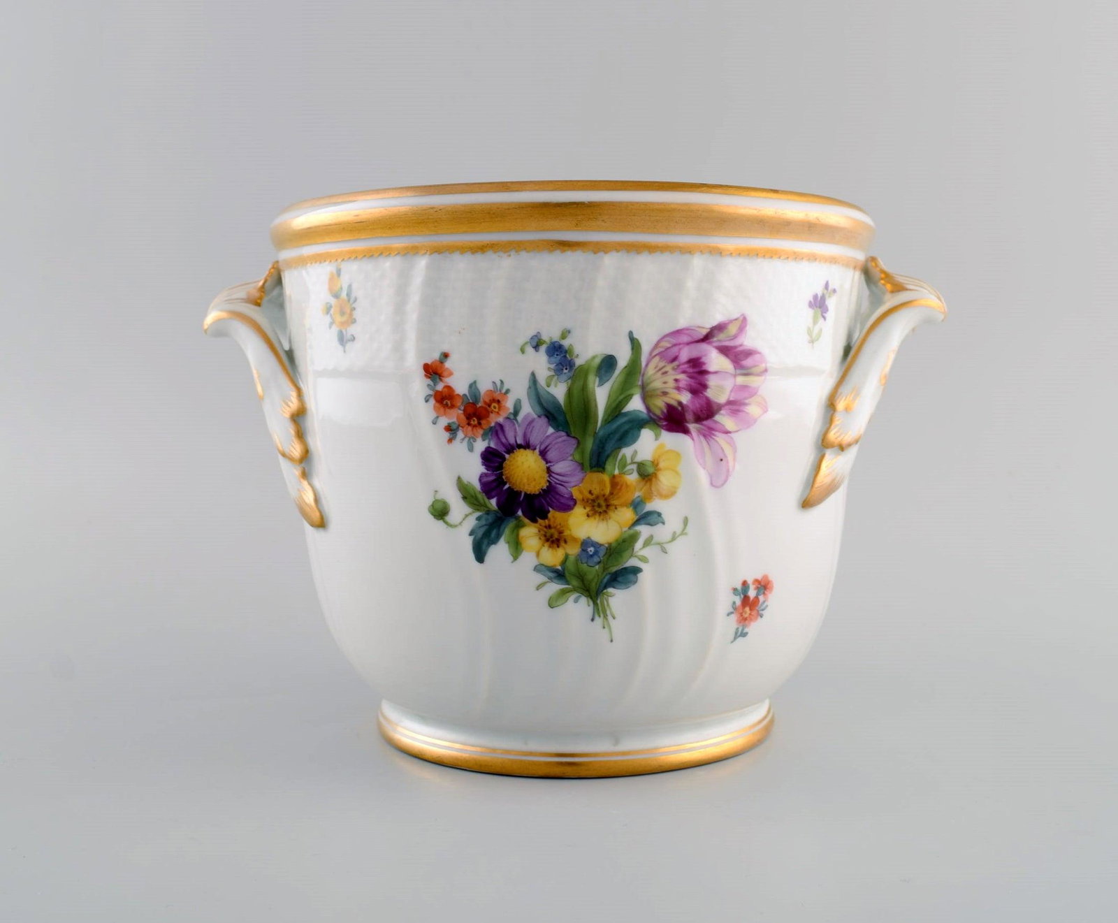 Royal Copenhagen Saxon Flower wine cooler in hand-painted porcelain. Flowers and gold decoration.: Royal Copenhagen Saxon Flower wine cooler in hand-painted porcelain. Flowers and gold decoration. Model number 4/1703. Early 20th century. Measures: 24 x 16.5 cm. In excellent condition. Stamped. 1st 