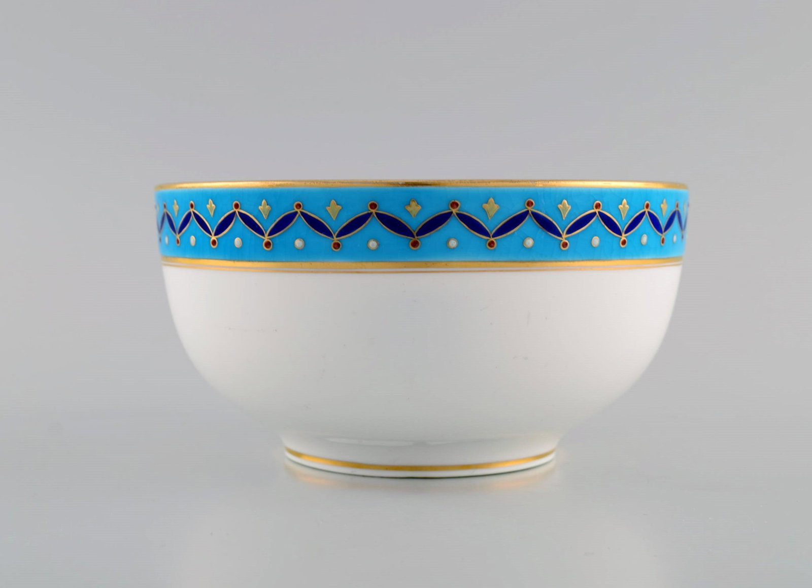 Mintons, England. Bowl in hand-painted porcelain. Blue border with flowers and gold decoration.: Mintons, England. Bowl in hand-painted porcelain. Blue border with flowers and gold decoration. Early 20th century. Measures: 16 x 8 cm. In excellent condition. Signed. Reserve: $95.00 Shipping: Domes