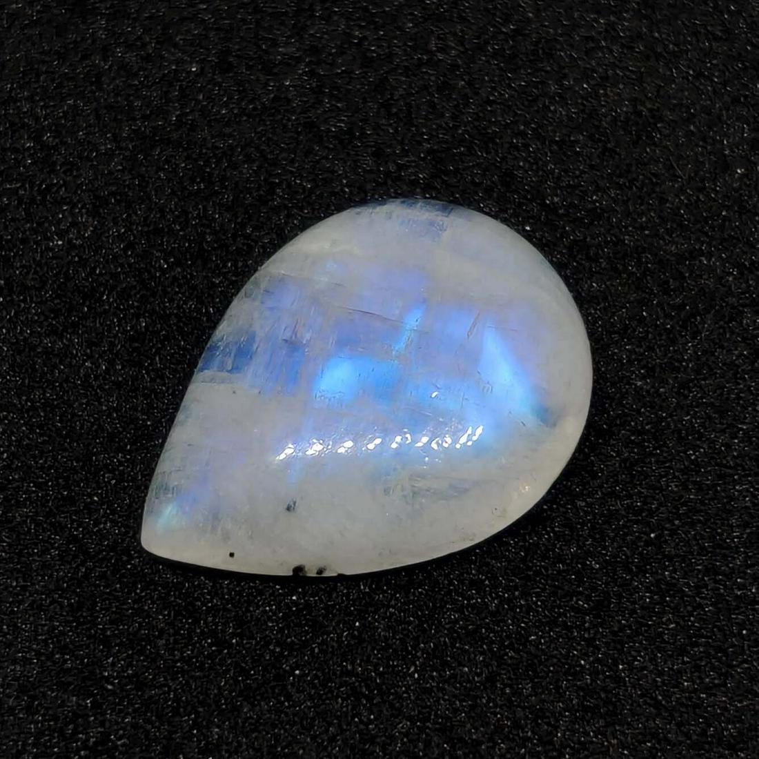6.40 ct Natural White Rainbow Moonstone: No Reserve! Title: 6.40 ct Natural White Rainbow Moonstone Additional Information: Gemstones: Rainbow Moonstone Carat Weights: 6.40 ct Size/Dimensions:16 X 12 X 4.5 mm Origin : India Materials & Techn