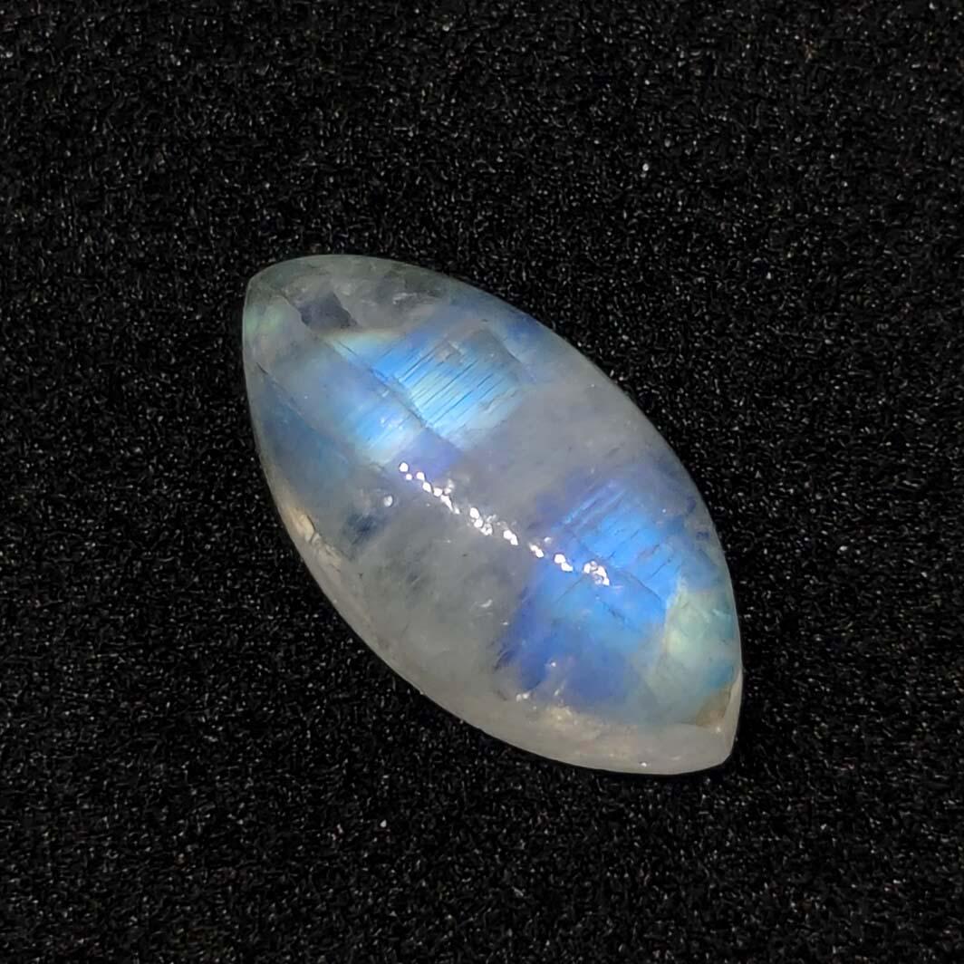 4.25 ct Natural White Rainbow Moonstone: No Reserve! Title: 4.25 ct Natural White Rainbow Moonstone Additional Information: Gemstones: Rainbow Moonstone Carat Weights: 4.25 ct Size/Dimensions:14 X 7 X 5.5 mm Origin : India Materials & Techni