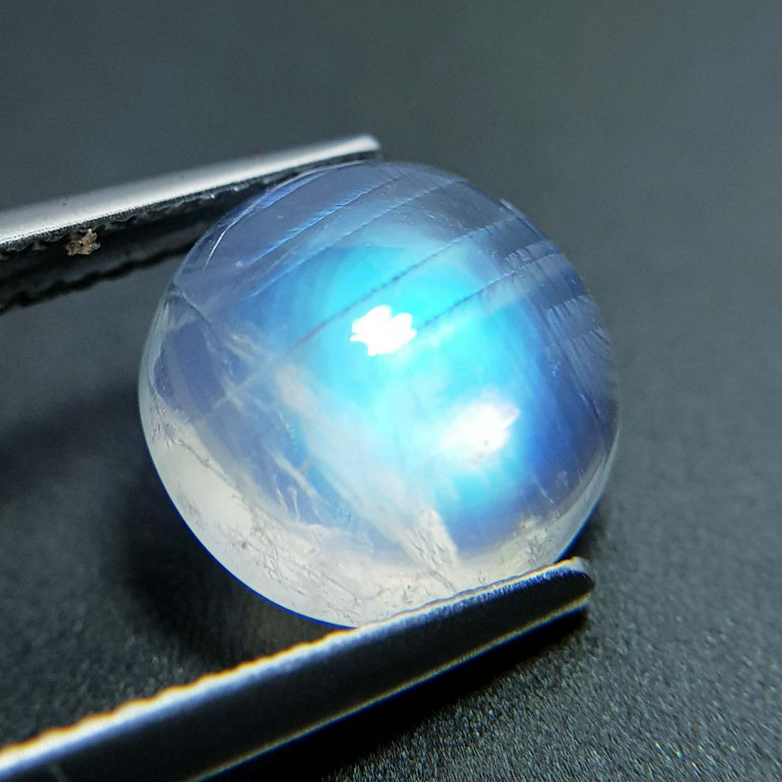 5.35 Ctz Natural Royal Blue Moonstone: No Reserve! Title: 5.35 Ctz Natural Royal Blue Moonstone Color/Clarity: Royal Blue / Transparent Gemstones: Moonstone Carat Weights: 5.35 Size/Dimensions: 11.00 x 11.00 x 5.50 Additional Information: