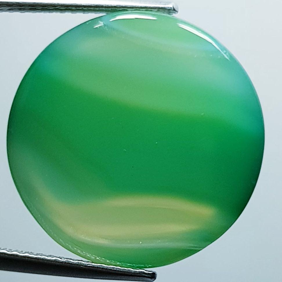 18.99 Ctz Natural Green Lace Agate: No Reserve! Title: 18.99 Ctz Natural Green Lace Agate Color/Clarity: Green / Transparant Gemstones: Agate Carat Weights: 18.99 Size/Dimensions: 19.21 x 19.21 x 6.86 Additional Information: Round / Bra