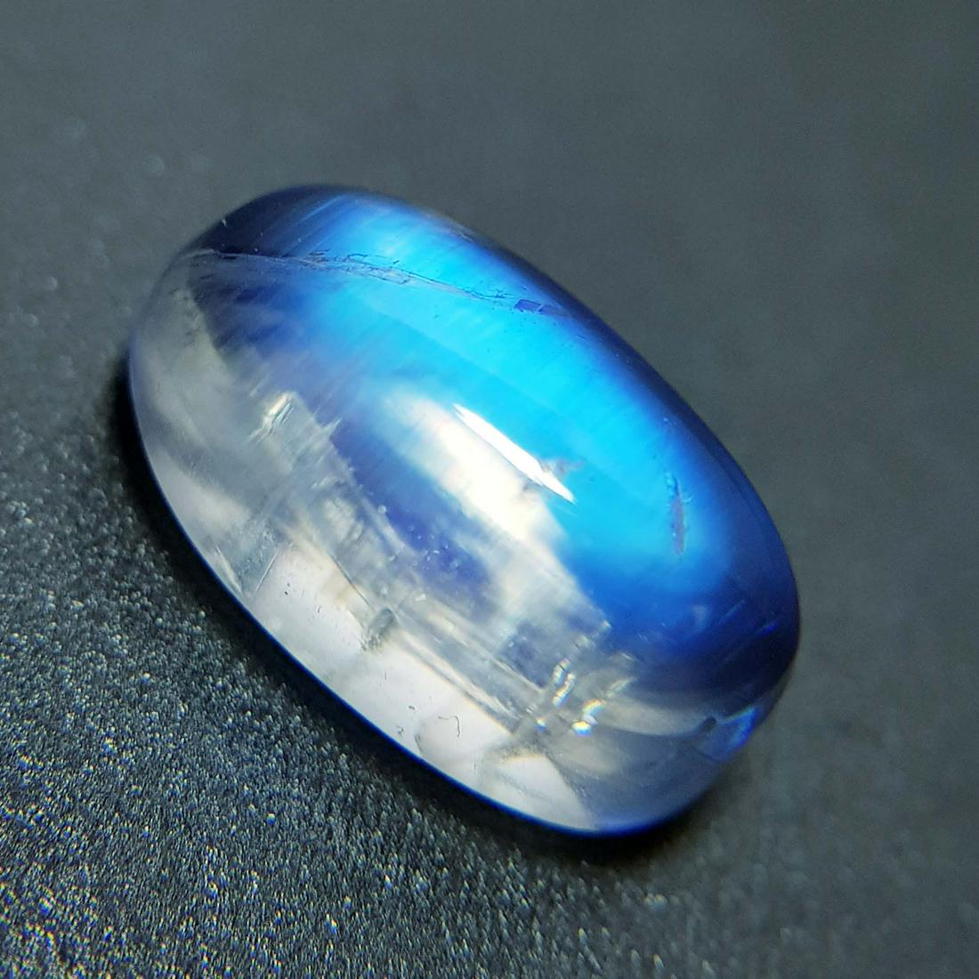 4.30 Ctz Natural Royal Blue Moonstone: No Reserve! Title: 4.30 Ctz Natural Royal Blue Moonstone Color/Clarity: Royal Blue / Transparent Gemstones: Moonstone Carat Weights: 4.3 Size/Dimensions: 12.50 x 7.40 x 5.50 Additional Information: Ov