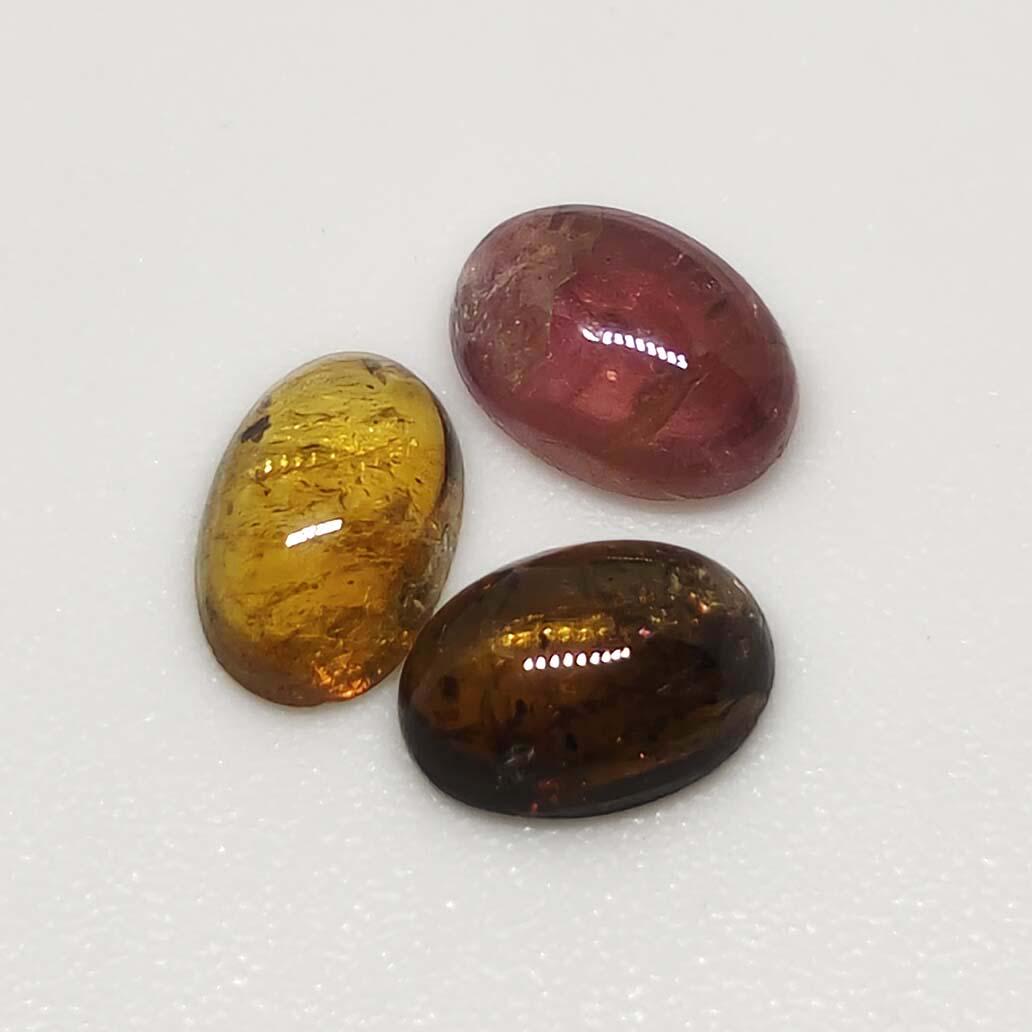 1.70 ct Natural Tourmaline Cab Lot: No Reserve! Title: 1.70 ct Natural Tourmaline Cab Lot Additional Information: Gemstones: Tourmaline Carat Weights: 1.70 ct Size/Dimensions: 4 X 6 mm Materials & Techniques: Tourmaline Shipping: Domest