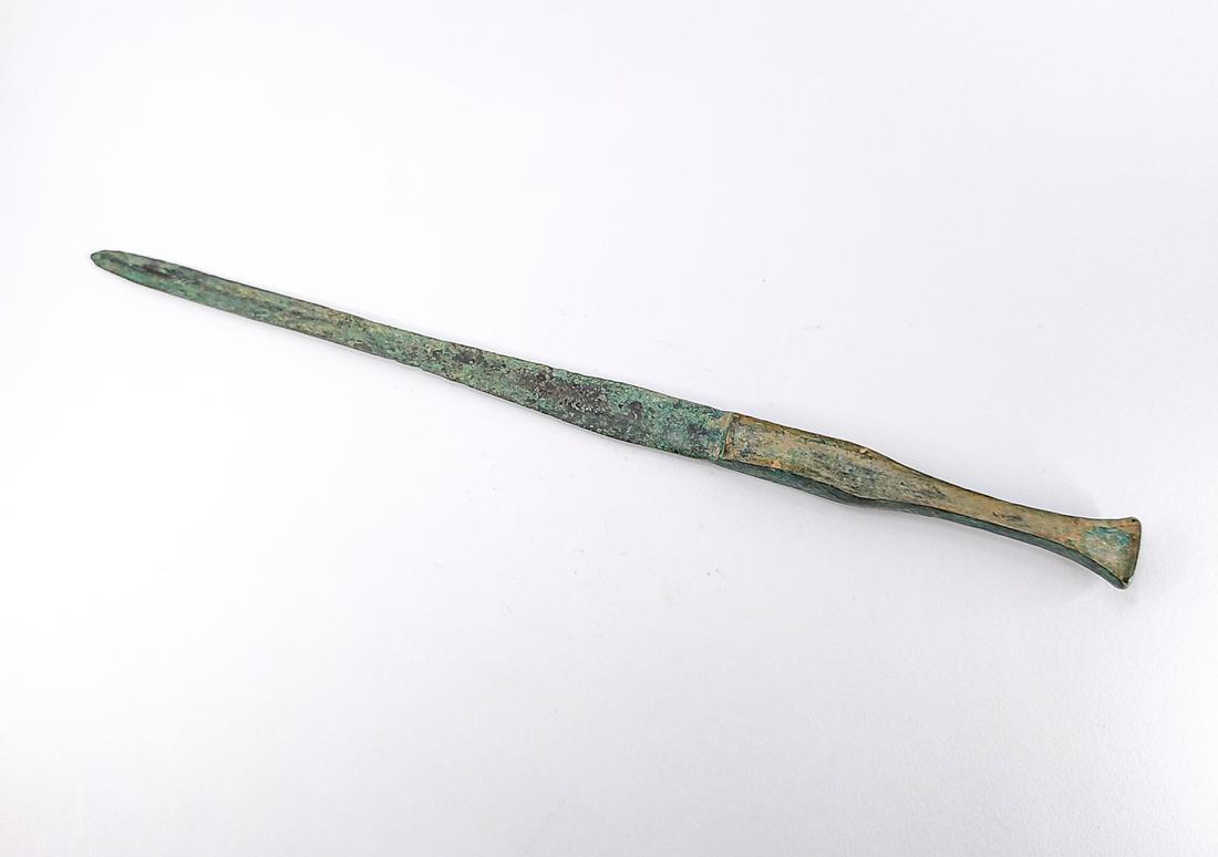 Ancient Greek Archaic Bronze Dagger: Ancient Greek Archaic Bronze Dagger Ca. 1200-700 BC. Western Asiatic. A fine pair of bronze daggers with a slender long blade, a raised midrib, and a concave handle that would have been inset with sto