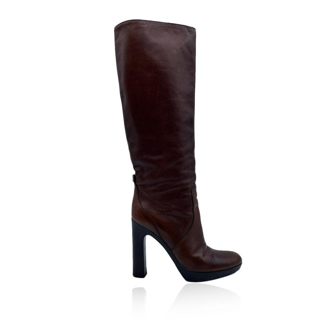 Gucci Brown Leather Knee High Heeled Platform Boots Size EU 38: Gucci Knee high boots in brown leather from the Tom Ford era. Pull on stile. Platform: 1 inches - 26 cm. Heels: 5 inches - 127 cm. Shaft height: 16 inches - 406 cm. Almond toes. Size: 38 (The size sho