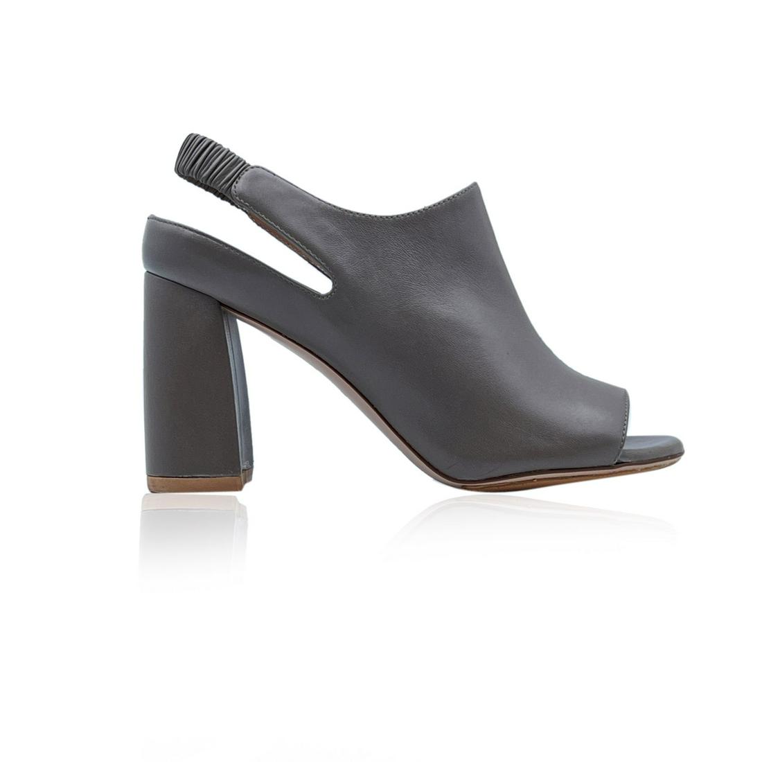 Stuart Weitzman Grey Leather Open Toe Slingback Shoes Size 37: Beautiful grey leather slingback open toe shoes by Stuart Weitzman. Crafted in grey leather they feature a round toe elasticated ankle strap and covered block heel. Leather and rubber sole. Heels Heig