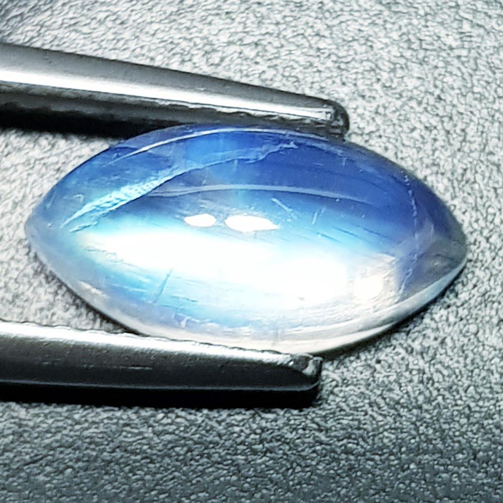 2.68 Ctz Natural Royal Blue Moonstone: No Reserve! Title: 2.68 Ctz Natural Royal Blue Moonstone Color/Clarity: Royal Blue / Transparent Gemstones: Moonstone Carat Weights: 2.68 Size/Dimensions: 12.30 x 6.20 x 5.00 Additional Information: M