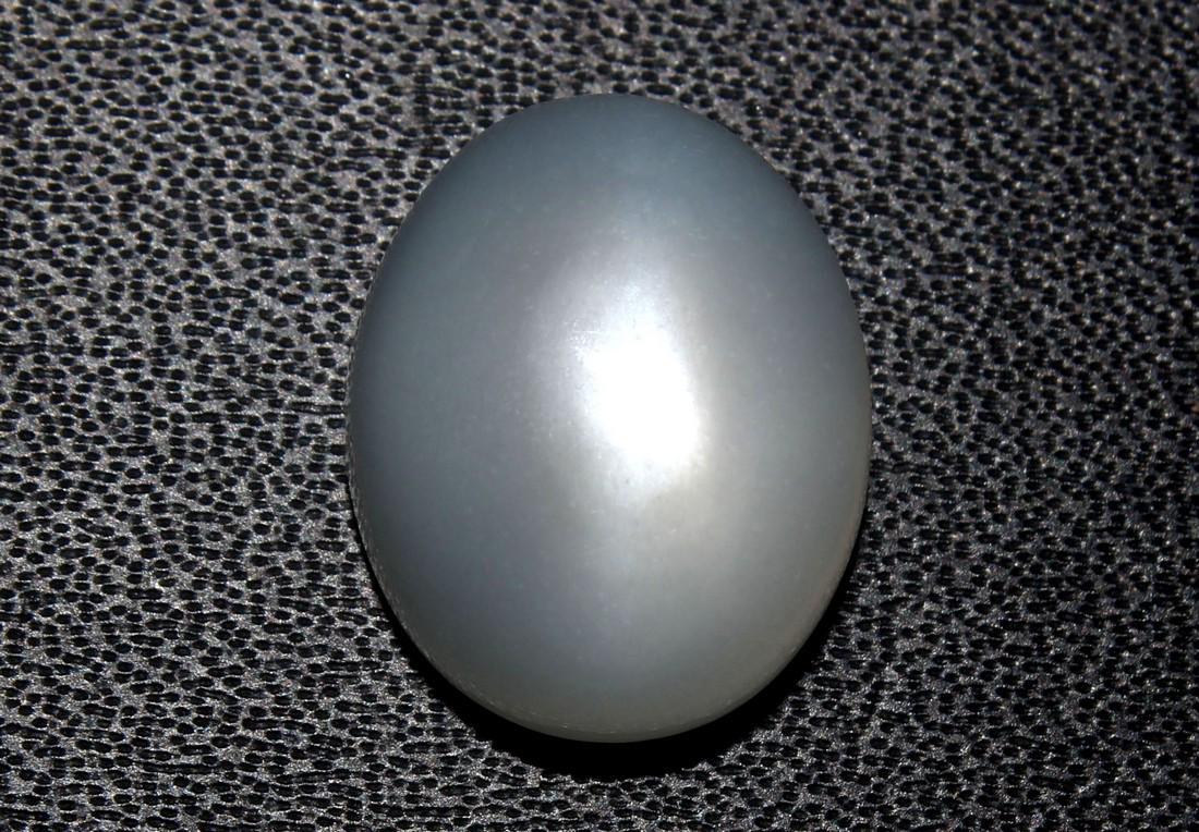 9.42 Cts Natural Moonstone: No Reserve! Title: 9.42 Cts Natural Moonstone Additional Information: Gemstone : Natural Moonstone Shape : Oval Cabochon Weight : 9.42 carats Measurements : 18.40x11.78x7.73 mm Color : White Number Of