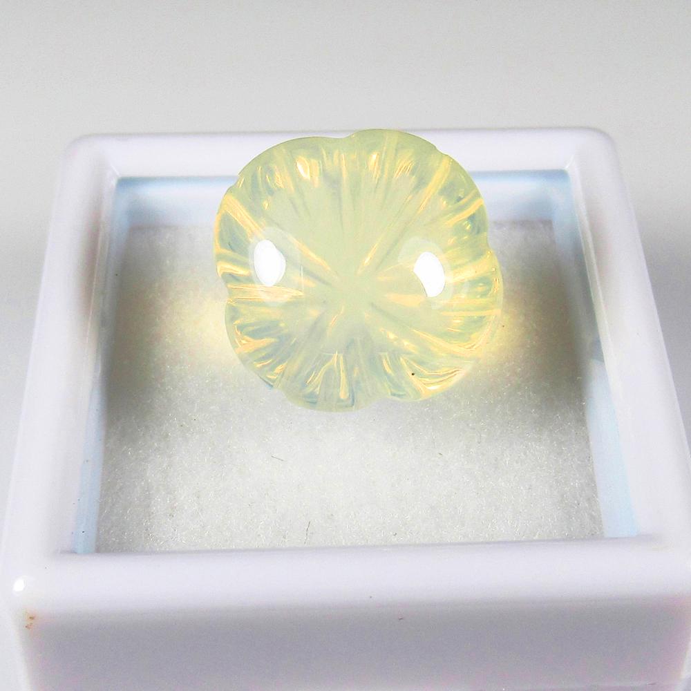 Natural Lemon Quartz - 7.56 Ct: No Reserve! Title: Natural Lemon Quartz - 7.56 Ct Origin: Africa Weight: 7.56 Size/Dimensions: 13.5 x 12.5 x 9.5 mm Additional Information: Pieces : 1 No's / Shape : Cushion Flower Cut / Color : Light