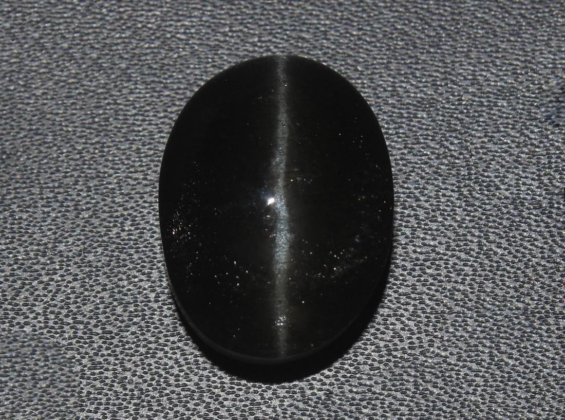 20.65 Cts Natural Spectrolite Cat's Eye: No Reserve! Title: 20.65 Cts Natural Spectrolite Cat's Eye Additional Information: Gemstone : Natural Spectrolite Cat's Eye Origin : Brazil Weight : 20.65 carats Dimensions :19.64x14.40x32 mm Shape :
