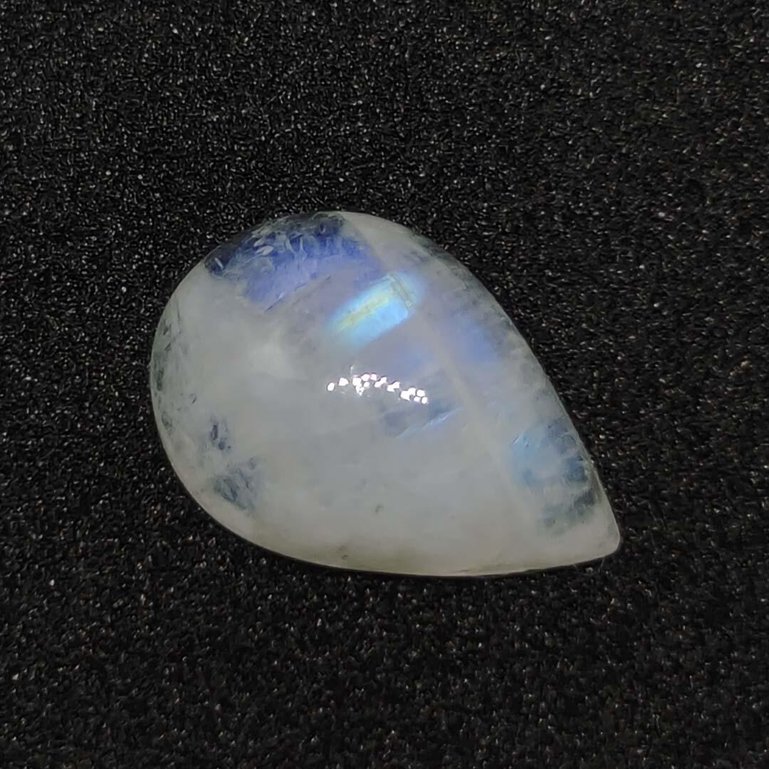 3.60 ct Natural White Rainbow Moonstone: No Reserve! Title: 3.60 ct Natural White Rainbow Moonstone Additional Information: Gemstones: Rainbow Moonstone Carat Weights: 3.60 ct Size/Dimensions:12.5 X 8.5 X 5 mm Origin : India Materials & Tech