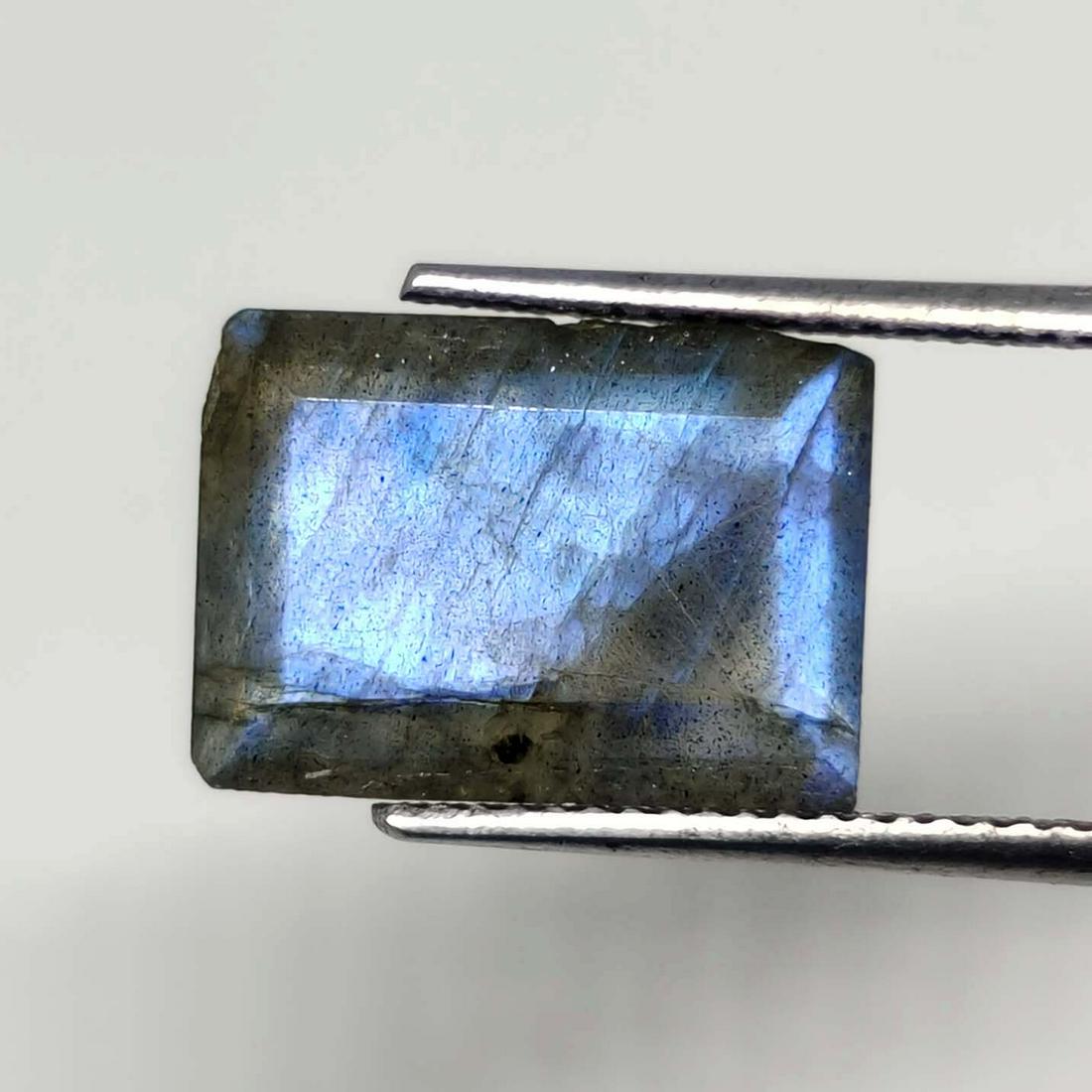 5.20 ct Natural Labradorite Cut: No Reserve! Title: 5.20 ct Natural Labradorite Cut Additional Information: Gemstones: Labradorite Carat Weights: 5.20 ct Size/Dimensions: 14 x 10 x 4 mm Origin : India Materials & Techniques: Labrador