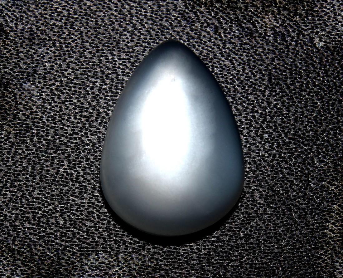 10.81 Cts Natural Moonstone: No Reserve! Title: 10.81 Cts Natural Moonstone Additional Information: Gemstone : Natural Moonstone Shape : Pear Cabochon Weight : 10.81 carats Measurements : 18x13 mm Color : White Number Of Stone :