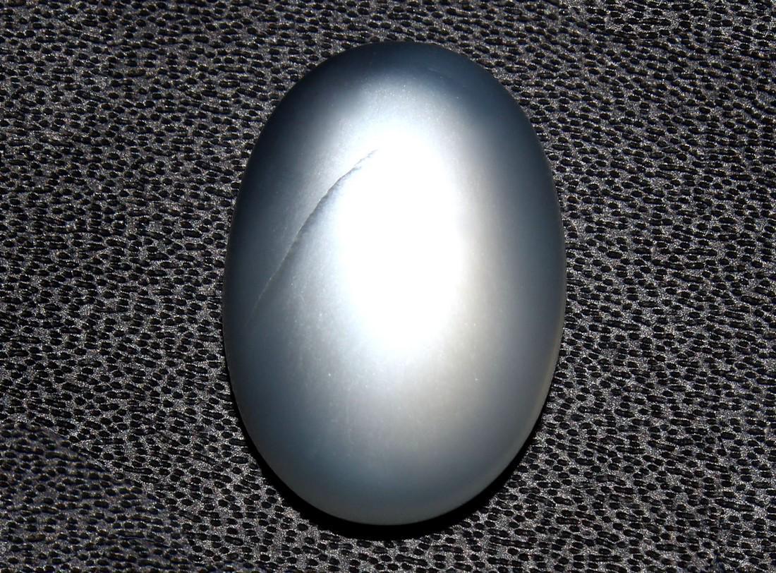 8.77 Cts Natural Moonstone: No Reserve! Title: 8.77 Cts Natural Moonstone Additional Information: Gemstone : Natural Moonstone Shape : Oval Cabochon Weight : 8.77 carats Measurements : 17.30x12.02x5.52 mm Color : White Number Of