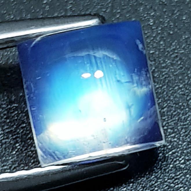 2.94 Ctz Natural Royal Blue Moonstone: No Reserve! Title: 2.94 Ctz Natural Royal Blue Moonstone Color/Clarity: Royal Blue / Transparent Gemstones: Moonstone Carat Weights: 2.94 Size/Dimensions: 7.00 x 7.00 x 5.80 Additional Information: Sq