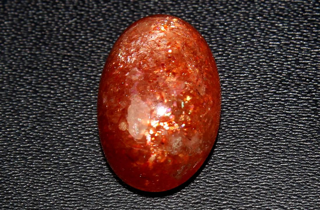 11.16 Cts Natural Sunstone: No Reserve! Title: 11.16 Cts Natural Sunstone Additional Information: Gemstone : Natural Sunstone Origin : Africa Weight : 11.16 Carats Dimensions : 17.04x11.37x8.06 mm Shape : Oval Cabochon Color : O