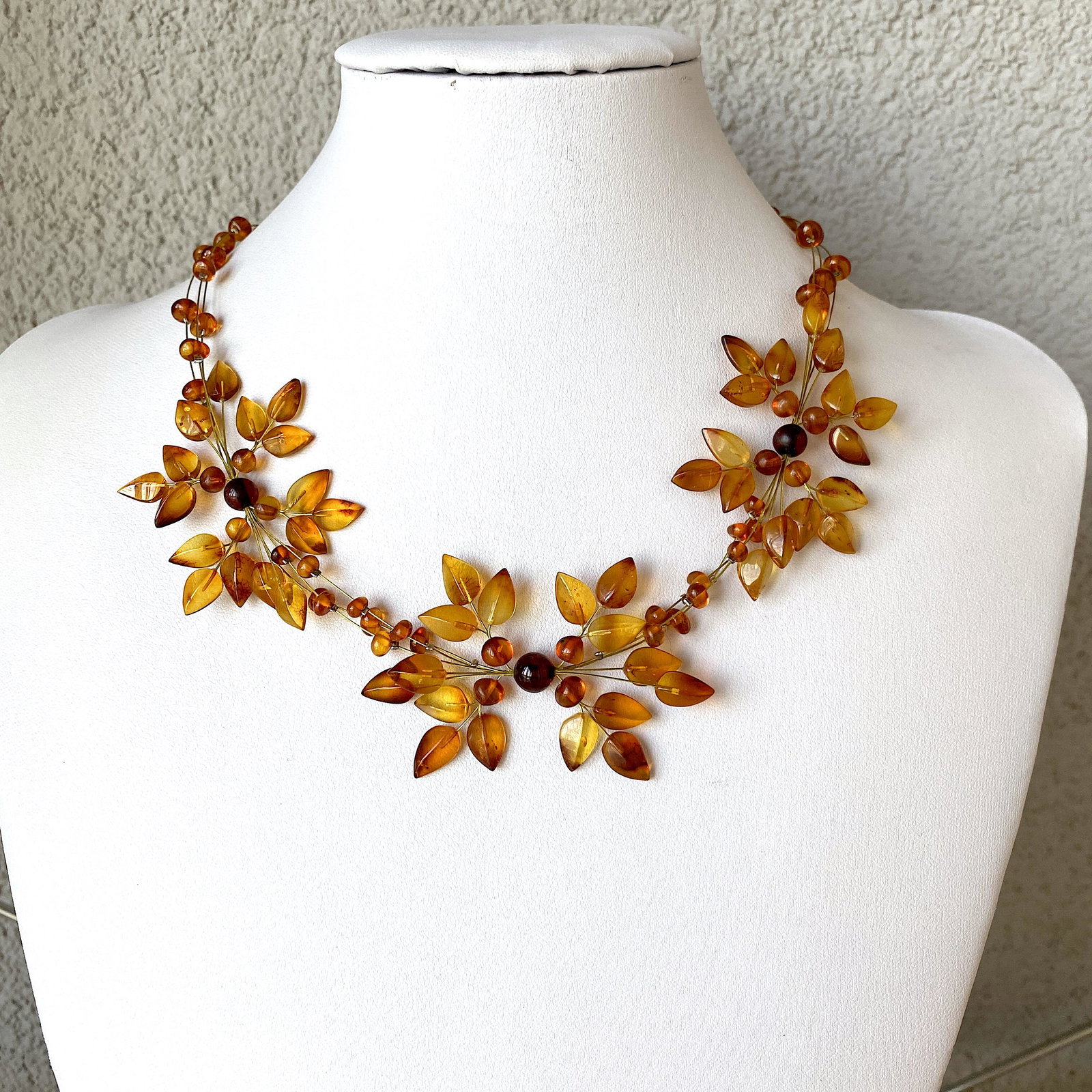 Stunning Vintage Amber Floral Necklace made from leaf like bead ornaments: Title: Stunning Vintage Amber Floral Necklace made from leaf like bead ornaments Metal: None Gemstones: Amber Weight: 12.9 g Size: Size: 480.0 x 40.0 x 7.0 mm Size: 18.898 x 1.575 x 0.276 inches Made 