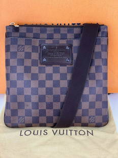 Louis Vuitton Damier Ebene Brooklyn Plate Shoulder Crossbody Bag N41100 A884: SKU A884 1221 Pre-Owned 100% Authentic Louis Vuitton Damier Ebene Canvas Brooklyn Pochette Plate Messenger Bag RATING: B-...Good, shows some signs of wear MATERIAL: damier ebene, canvas HANDLE:
