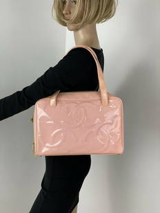 Chanel Bag Triple CC Logo Medium Pink Patent Leather Tote Shoulder Bag Auth B357: SKU B357 0621 Pre-Owned 100% Authentic! Chanel Triple CC logo Pink Patent Leather Medium Tote RATING: B..Very good, well maintained, shows minor signs of wear MATERIAL: patent leather HANDLE: patent