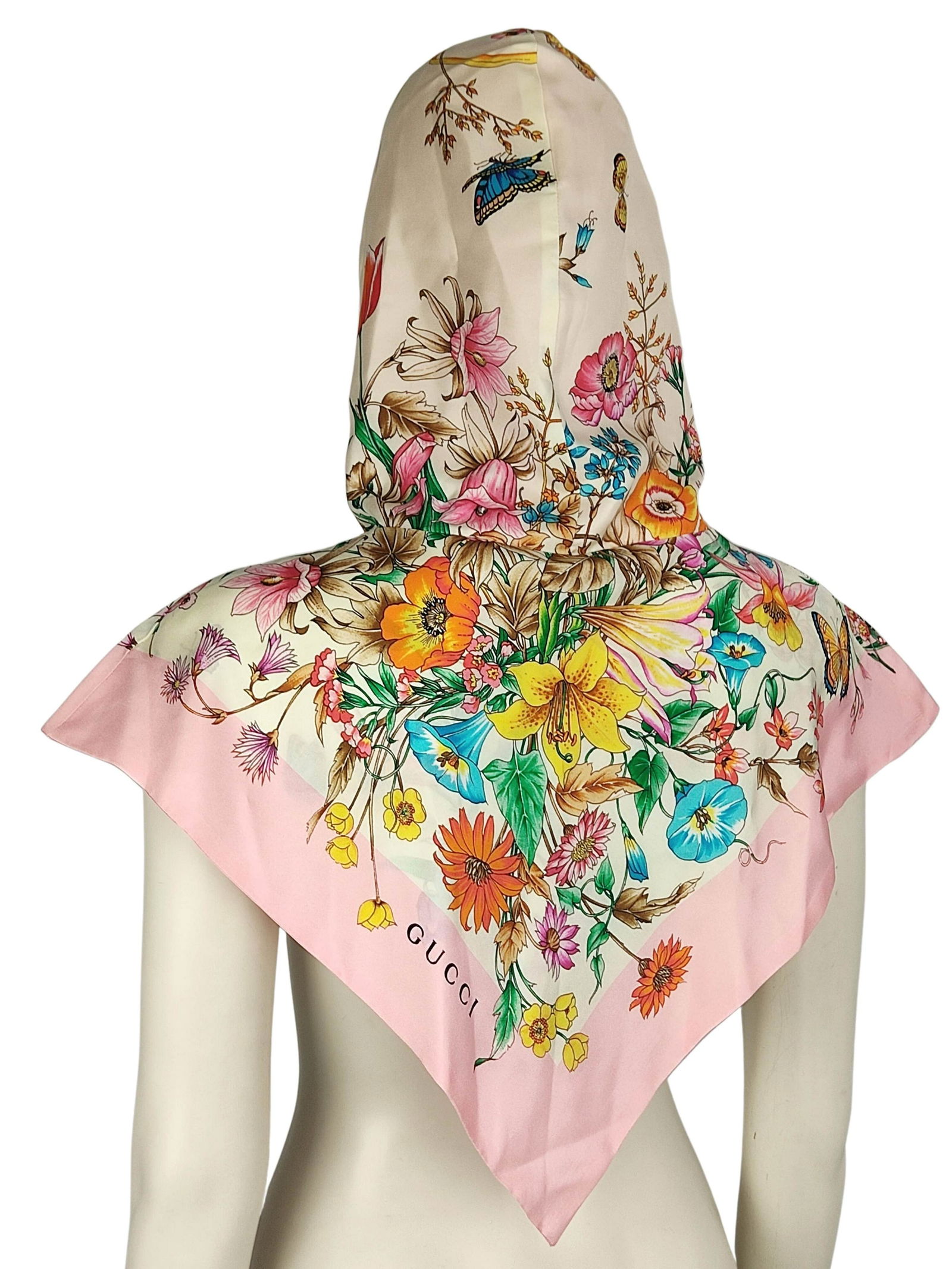 GUCCI "Flora" silk shrug with hood: Title: GUCCI "Flora" silk shrug with hood Material: Silk One size Description: (4260/A). Shawl with hood in silk - Flora line BRAND: Gucci MADE IN: Italy DESCRIPTION: Exclusive shawl from the Flora li