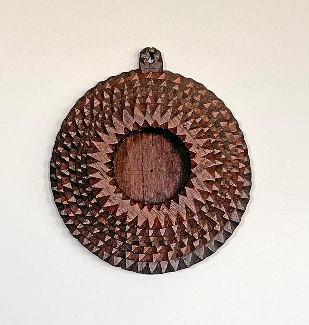 Round Tramp Art Frame (1 of 2)