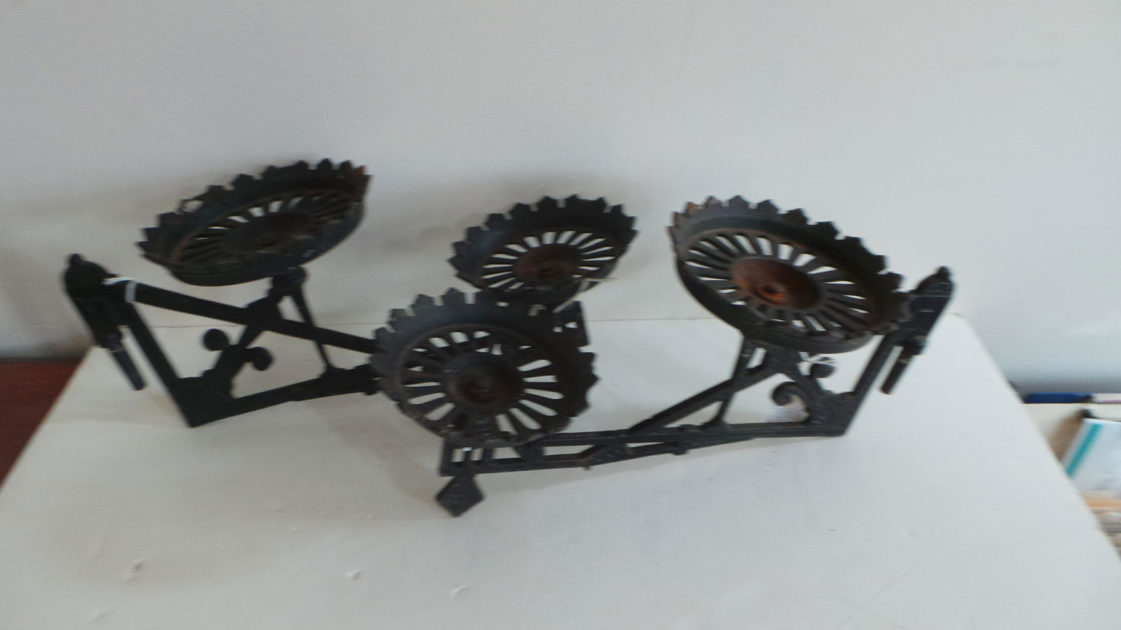 Antique pair of ornate double cast iron oil/kerosene lamp bracket (1 of 3)
