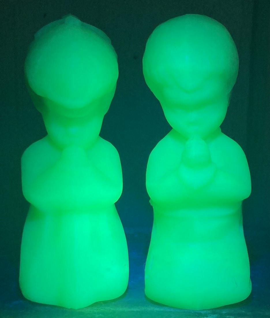 VINTAGE FENTON URANIUM CUSTARD GLASS SATIN GREEN PRAYING BOY & GIRL: Title: VINTAGE FENTON URANIUM CUSTARD GLASS SATIN GREEN PRAYING BOY & GIRL Date/Period: UNKNOWN Dimension: APPROX 4" TALL Materials: glass Additional Information: VINTAGE FENTON URANIUM CUSTARD GLASS 