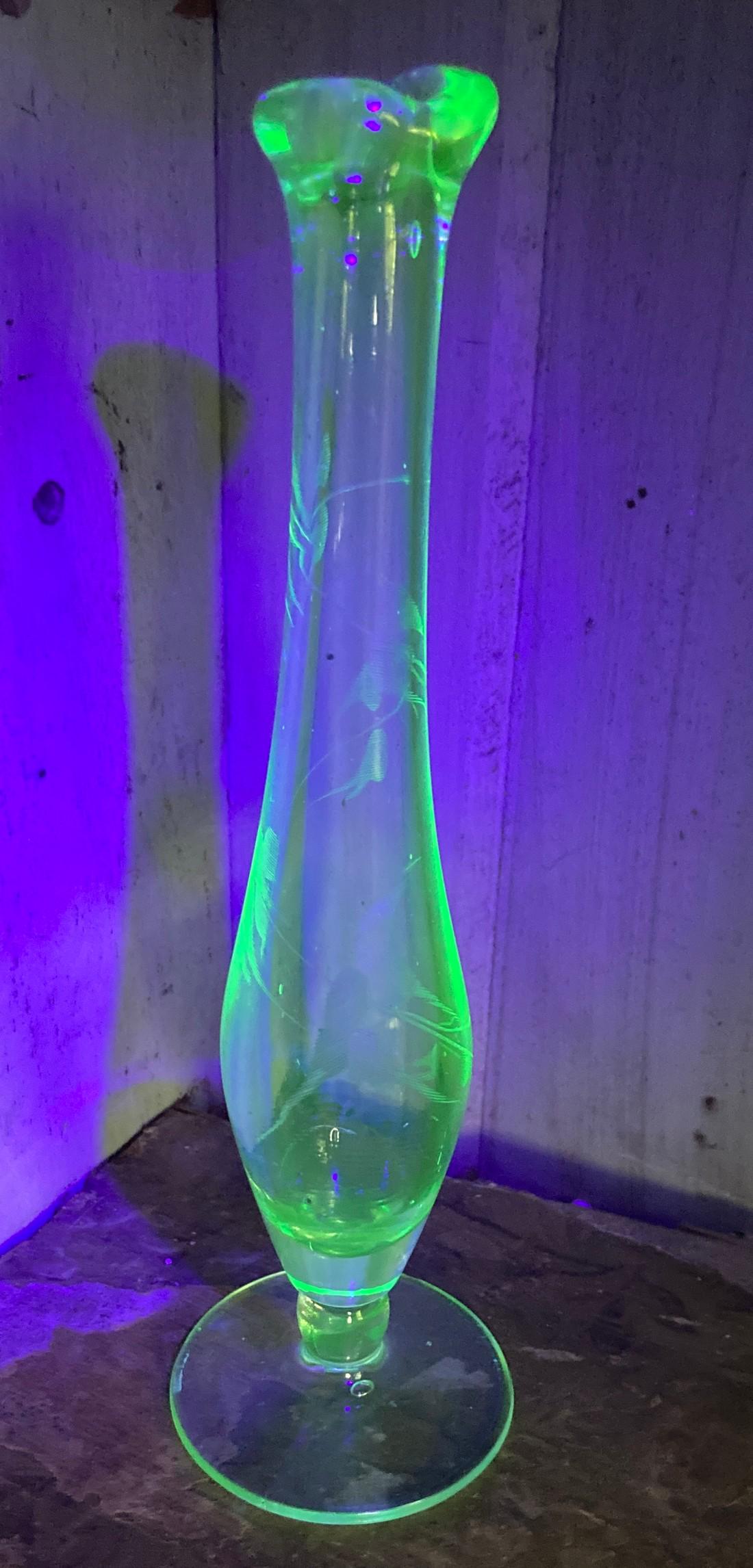 VINTAGE ETCHED DEPRESSION URANIUM VASELINE GREEN GLASS SWUNG FOOTED BUD VASE (1 of 5)