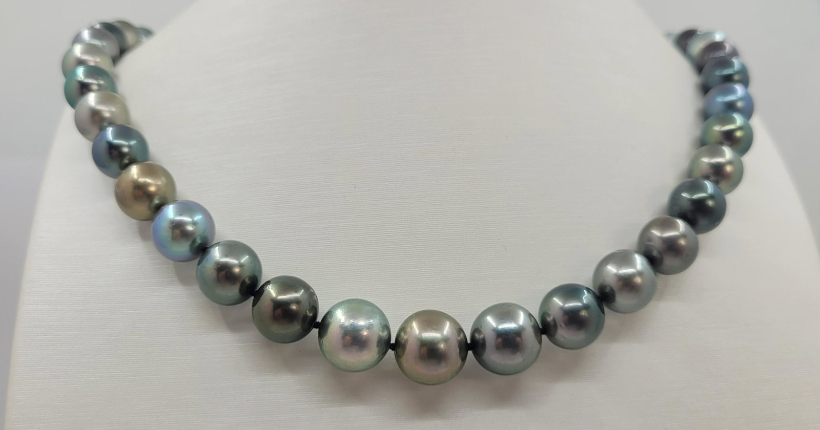 Certified Aurora Peacock 8.6x11.9mm Multi Tahitian Pearls, Strongest Teri - 14 kt. White gold -: Title: Certified Aurora Peacock 8.6x11.9mm Multi Tahitian Pearls, Strongest Teri - 14 kt. White gold - Necklace Description: Special Appellation: Aurora Peacock This necklace is in the category of the