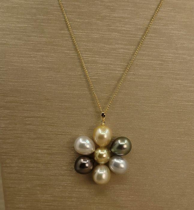 18 kt. Yellow Gold - 9x10mm South Sea and Tahitian Pearls - Necklace with pendant: Title: 18 kt. Yellow Gold - 9x10mm South Sea and Tahitian Pearls - Necklace with pendant Description: Emerging from the tranquil waters of Australia, the 5 golden and white Sea Pearls are top quality 
