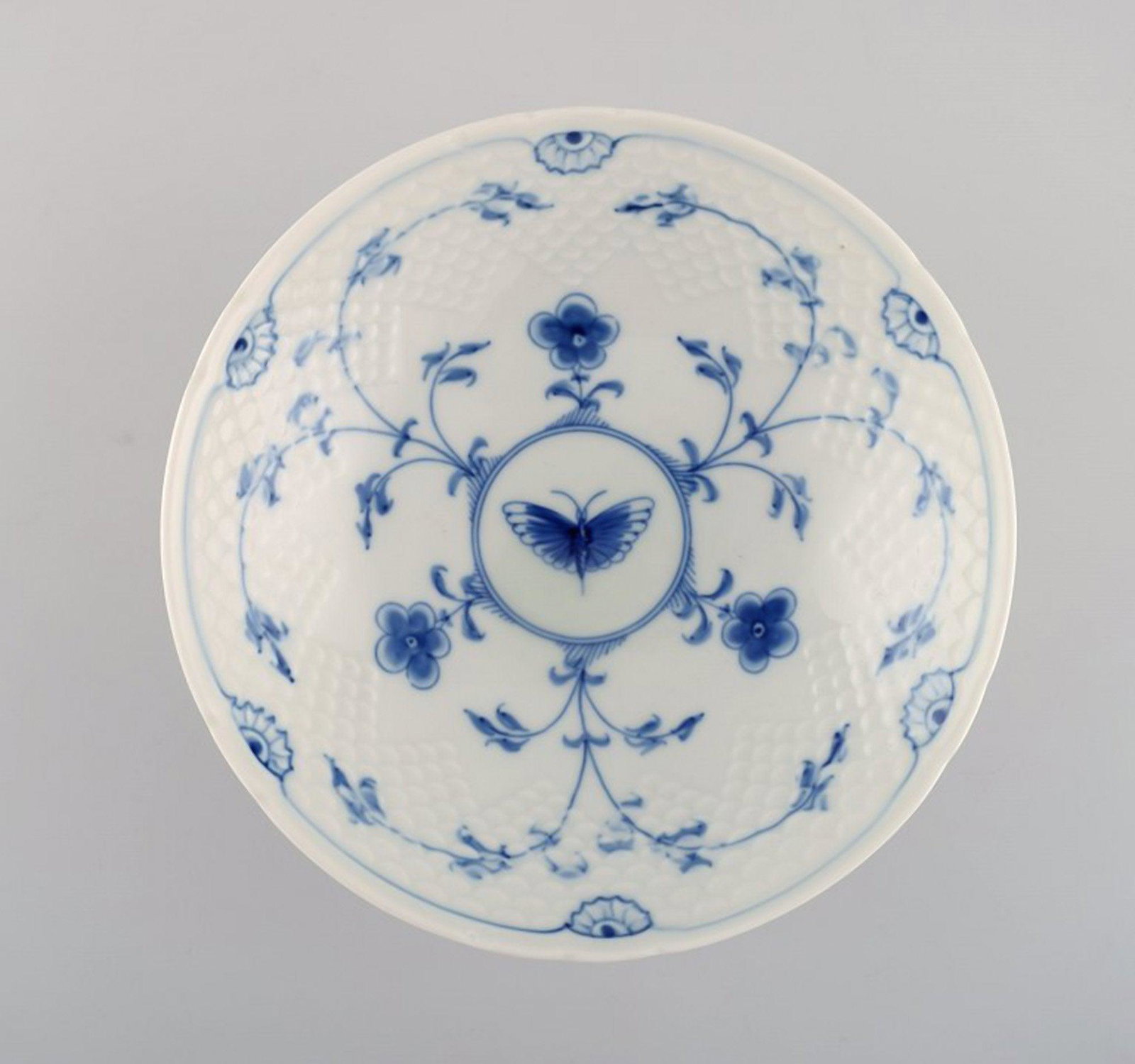 Bing & Grondahl / B&G, "Butterfly". Compote / bowl in hand-painted porcelain. Model number 428. Mid: Bing & Grondahl / B&G, "Butterfly". Compote / bowl in hand-painted porcelain. Model number 428. Mid 20th century. Measures: 20 x 7.5 cm. In perfect condition. Stamped. 2nd factory quality. Reserve: $6