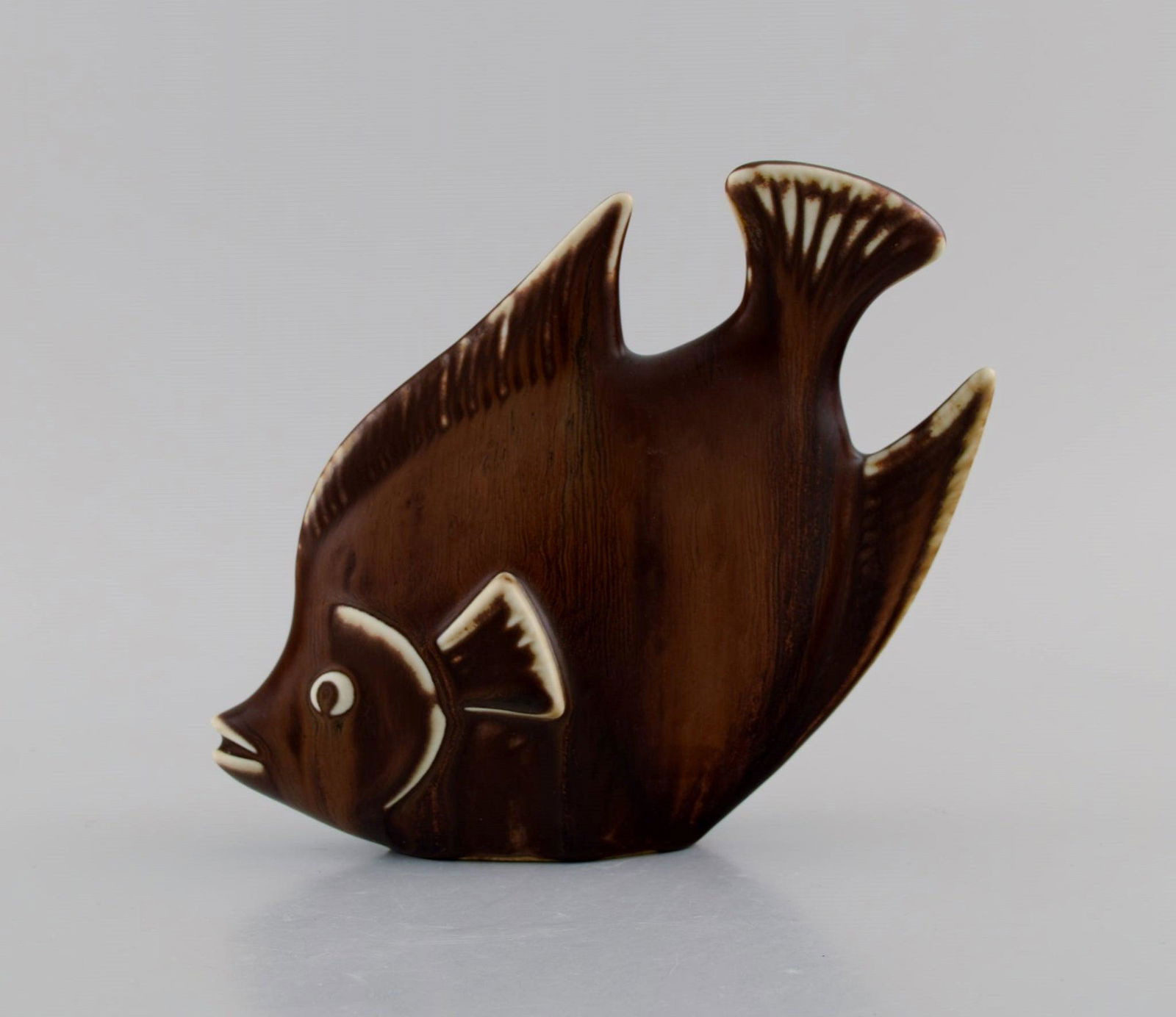 Gunnar Nylund (1904-1997) for Rörstrand. Fish in glazed ceramics. Beautiful glaze in brown: Gunnar Nylund (1904-1997) for Rörstrand. Fish in glazed ceramics. Beautiful glaze in brown shades. Mid-20th century. Measures: 17 x 16 cm. In excellent condition. Signed. 1st factory quality. Res