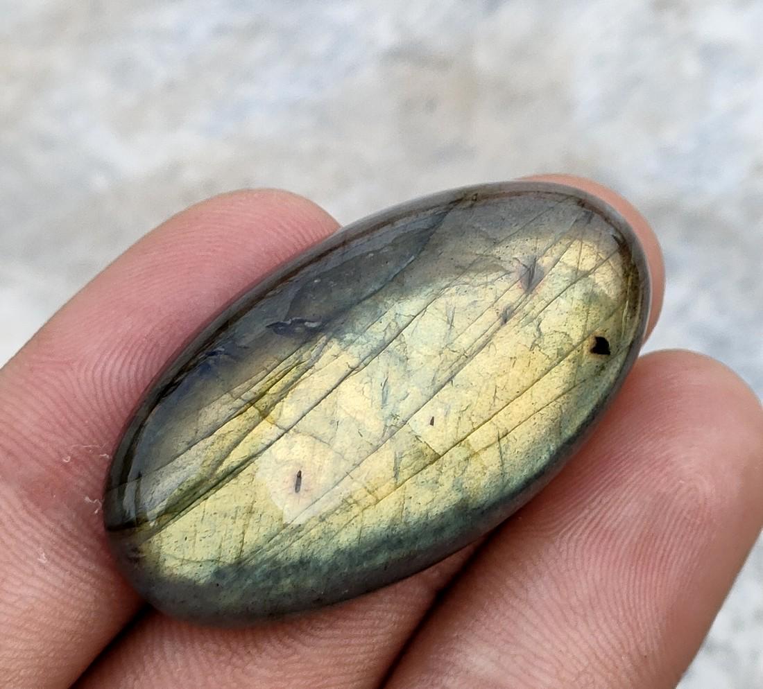 53.95 Carat Stunning Natural Labradorite Gemstone: Title: 53.95 Carat Stunning Natural Labradorite Gemstone Carat Weights: 53.95 Carats Size/ Dimensions: 37x20x7 mm Origin: Africa Treatment: Natural Reserve: $20.00 Shipping: Domestic: Flat-rate