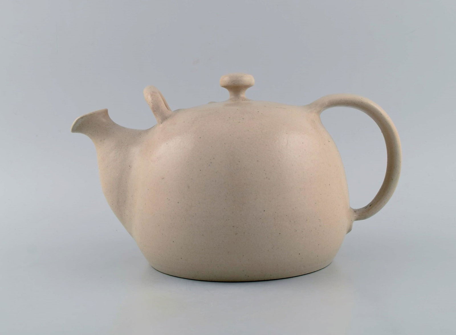 Kähler, Denmark. Large teapot in glazed ceramics. Beautiful glaze in sand shades. 1960s. (1 of 7)