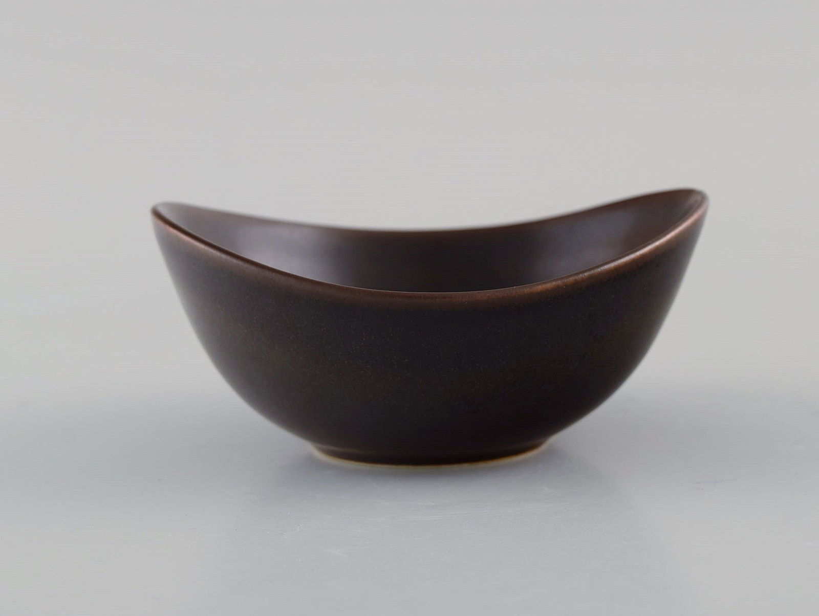 Gunnar Nylund (1904-1997) for Rörstrand. Bowl in glazed ceramics. Beautiful glaze in brown (1 of 5)
