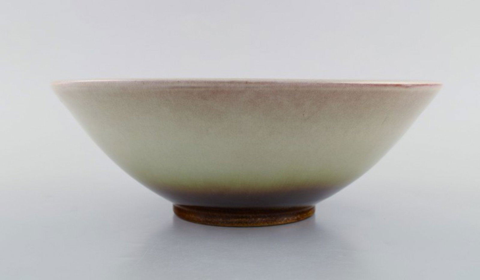 Vicke Lindstrand for Upsala-Ekeby. Bowl in glazed ceramics. Beautiful glaze in red and sand shades. (1 of 6)