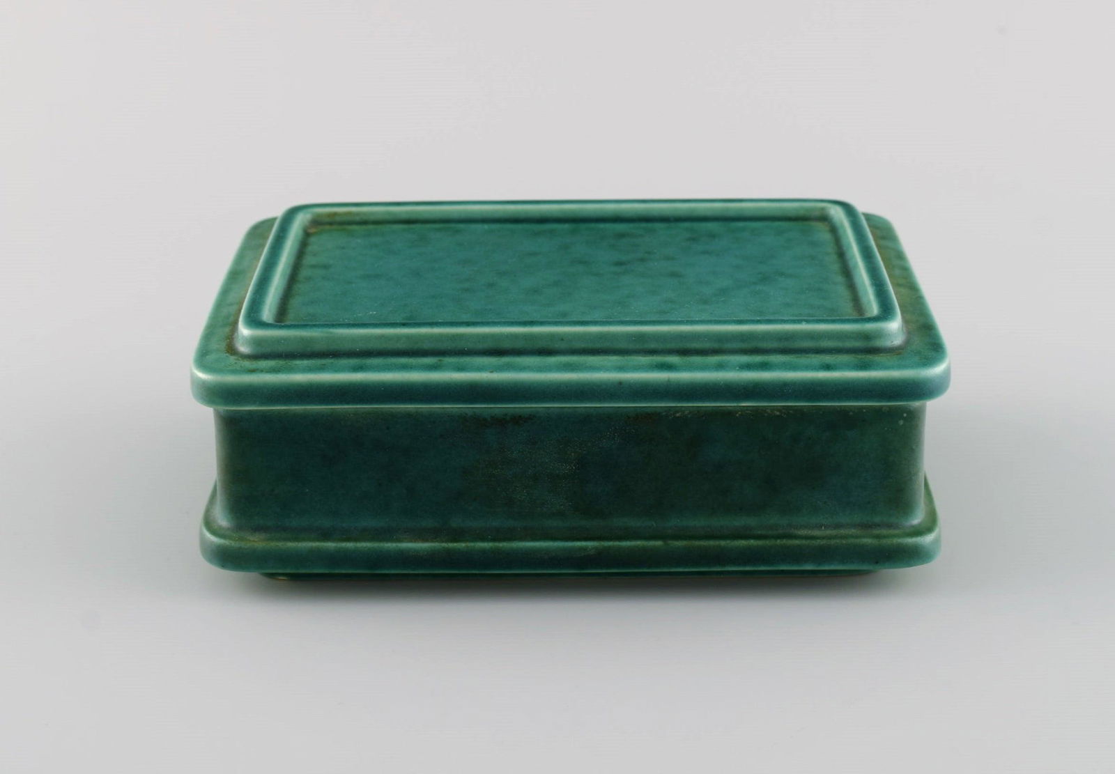 Wilhelm Kåge (1889-1960) for Gustavsberg. Argenta art deco lidded box in glazed ceramics. (1 of 6)