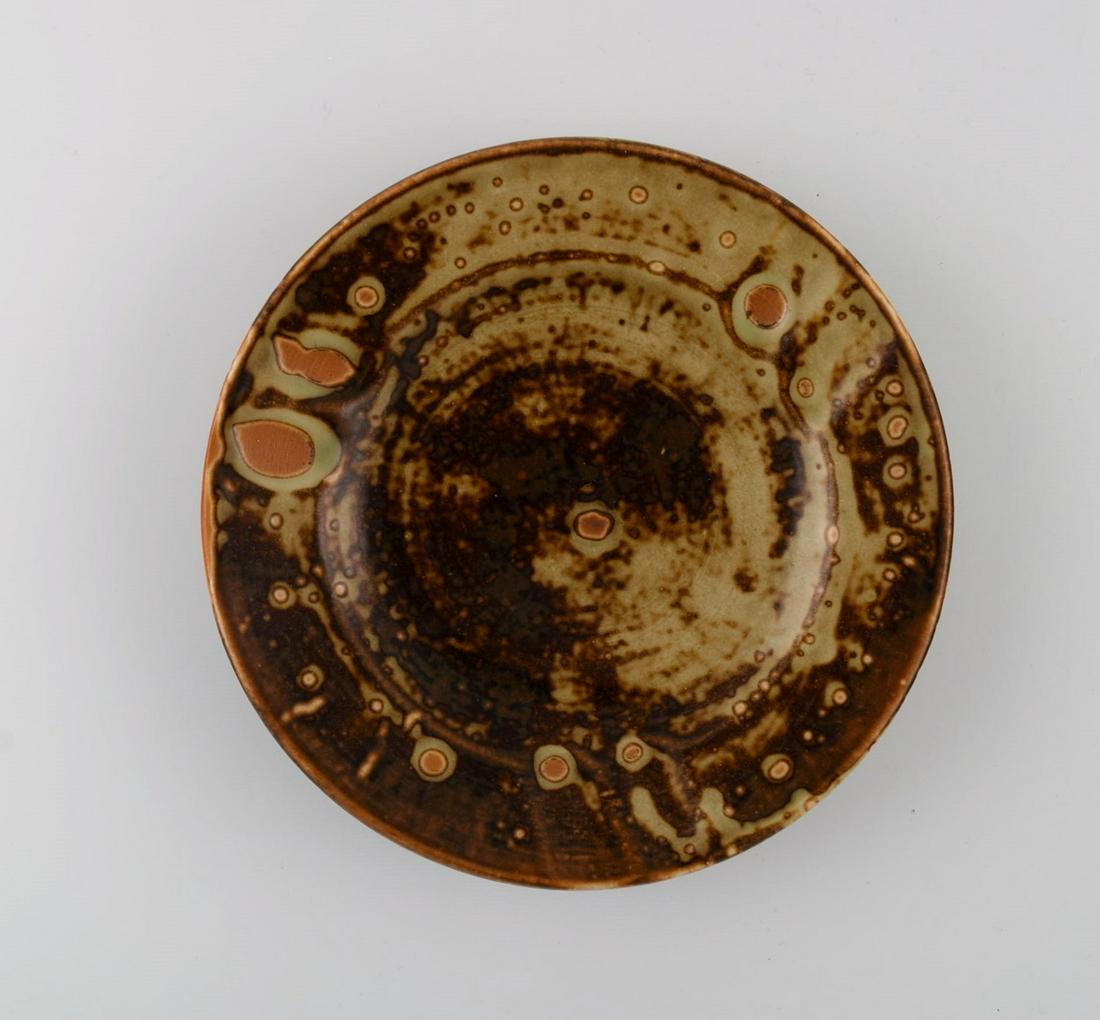 Hans Henrik Hansen for Royal Copenhagen. Round dish in glazed ceramics. Beautiful sung glaze. Dated (1 of 7)